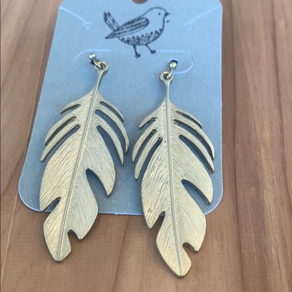 Gold colored feather earrings - Picture 3 of 3